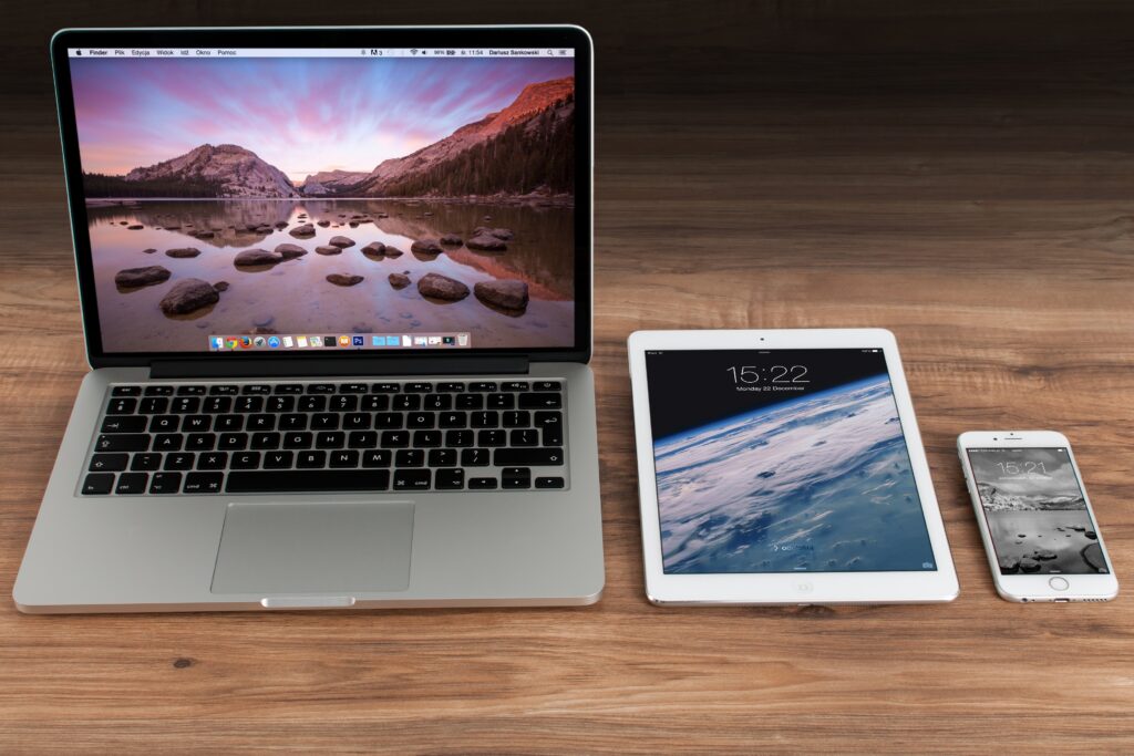 Vì sao IOS bảo mật hơn Android? 2 laptop iphone desk notebook computer smartphone 766903 pxhere.com