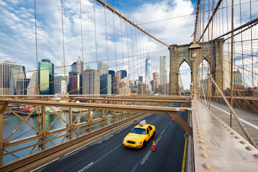 Một chiếc taxi ở trên cầu Brooklyn ở thành phố New York