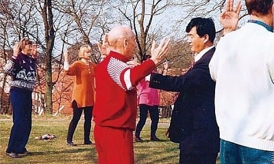 Vào tháng 4 năm 1995, trong buổi giảng Pháp tại Gothenburg, Thụy Điển, Sư phụ Lý Hồng Chí đã đích thân hướng dẫn các bài công pháp. (Minh Huệ.org)